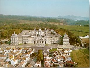 Convento de Mafra, inaugurado em 1774, dista 100m do CMEFD.